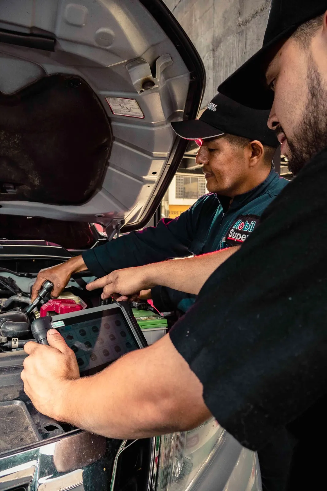 Técnico de Lubri Expert realizando diagnóstico a un vehículo